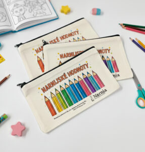 DTF potlač plnofarebného motívu pasteliek na plátenných peračníkoch Narnia